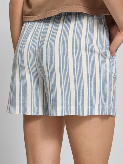 Vrouwenmodel draagt Relaxed Fit Bermudashorts uit mix van viscose en linnen model 'GOA' van Only, look: effen, met zij-steekzakken, materiaalverwerking: gevlamd garen, detailopname rugaanzicht.