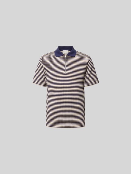 Produktfoto, Slim Fit Poloshirt in Strick-Optik von Closed z bawełny, krój slim fit, imitacja dzianiny, kołnierzyk polo z zamkiem błyskawicznym, krótki rękaw, długość tyłu w rozmiarze M: 69 cm, beżowe i granatowe paski