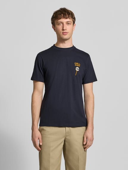 Männermodel trägt Regular Fit T-Shirt mit Statement-Stitching Modell 'Kameron' van Blend, katoen, ronde hals, zwarte kleur, voorkant volledige lichaamsweergave.