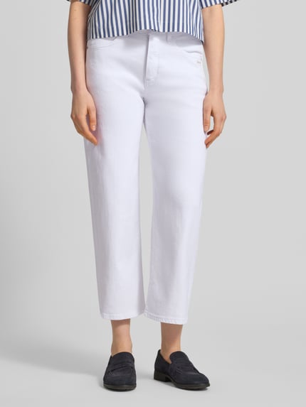 Frauenmodel trägt Cropped Jeans mit Eingrifftaschen Modell 'Jul' von Gang in Weiß, Baumwoll-Mix mit Stretch, Nahaufnahme Unterkörper, Ganzkörperansicht von vorne.