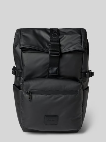 Produktfoto, schwarzer Rolltop-Rucksack mit Label-Patch von CK Calvin Klein, Seitenfächer, Klickverschluss, glatte Oberfläche, rechteckige Form, Tragehenkel, verstellbare Schulterriemen, Maße 40x60x17 cm, moderner Look, geeignet als Herren Rucksack