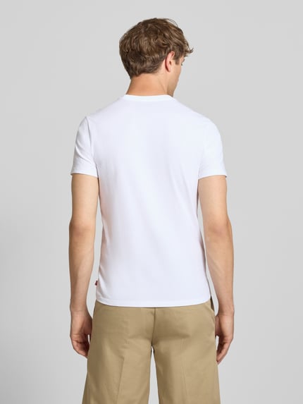 Męskimodel nosi Slim Fit T-Shirt aus reiner Baumwolle Modell '2PK CREWNECK GRAPHIC' von Levi's®, Herren T-Shirt-Set, Ganzkörperansicht Rückansicht