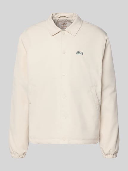 Produktfoto, Jacke mit Label-Stitching von BLKVIS in Creme mit Kentkragen, Knopfleiste, Eingrifftaschen, glatte Oberfläche, Regular Fit