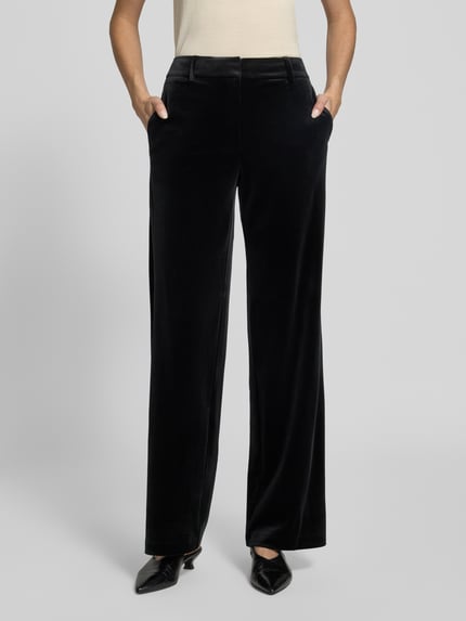 Frauenmodel trägt Regular Fit Hose aus Samt mit Eingrifftaschen von Jake*s Collection, unifarben, strukturierte Optik, Ganzkörperansicht von vorne.