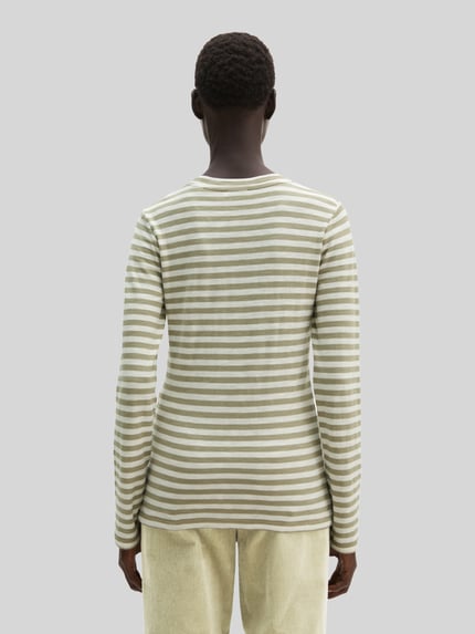 Vrouwenmodel draagt Regular Fit Langarmshirt aus reiner Baumwolle van Marc O'Polo, groen-wit gestreept, zachte textuur, rugaanzicht.