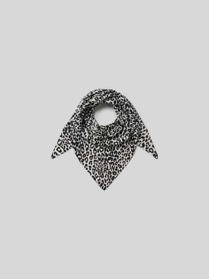 Produktfoto, Kaschmirtuch mit Logo-Stitching von Lala Berlin, dreieckige Form, Allover-Animal-Stitching, grau-schwarz, Strick-Optik.
