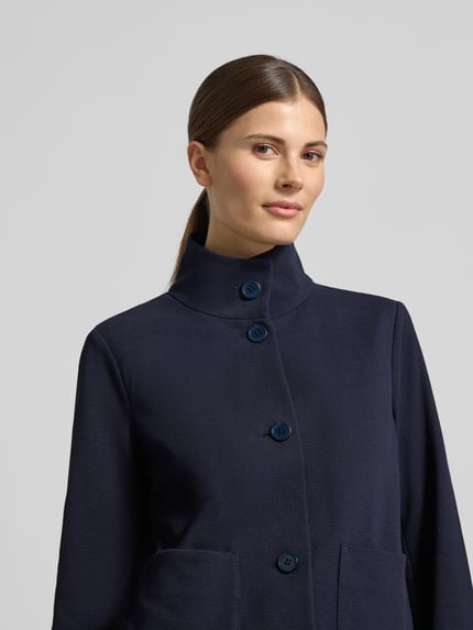 Vrouwenmodel draagt Regular Fit Jacke met Stehkragen van WHITE LABEL in donkerblauw, katoenmix, opgestikte zakken, doorlopende knoopsluiting, taillewijdte 50 cm, ruglengte 57 cm, mouwlengte 65 cm, close-up bovenlichaam.