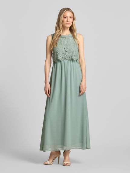 Frauenmodel trägt Maxikleid mit rückseitigem Schlüsselloch-Ausschnitt von Vila, Baumwoll-Mix, Spitze, Gerader-Schnitt, Ganzkörperansicht von vorne.