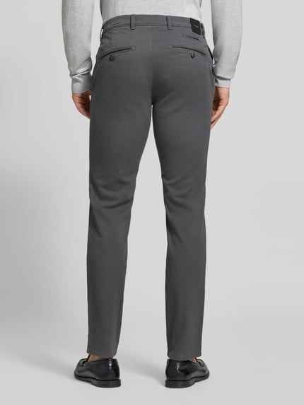 Männermodel trägt graue Modern Fit Chino aus Baumwoll-Mix Modell 'Fabio' von Brax, Herren Schmale Hose, Ganzkörperansicht Rückansicht.