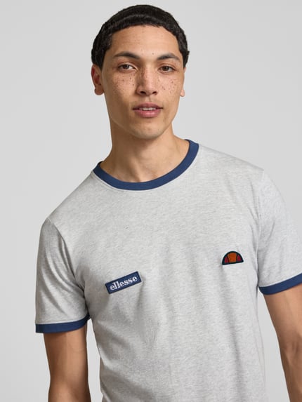 Männermodel trägt T-Shirt mit Logo- und Label-Patch Modell 'RINGETTO' von Ellesse in Grau und Blau, Reine Baumwolle, Gerader-Schnitt, Rundhalsausschnitt, Nahaufnahme Oberkörper.
