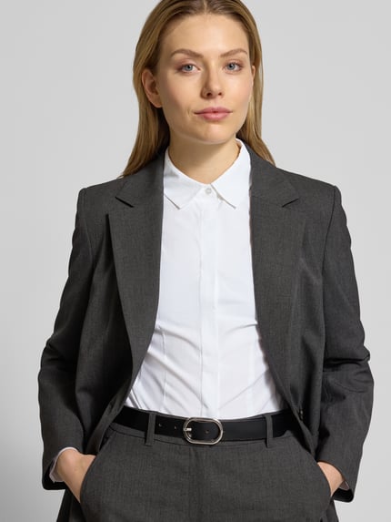 Frauenmodel trägt Hemdbluse mit Knopfleiste Modell 'NETTI' von Soyaconcept in Weiß mit Slim Fit aus Baumwoll-Mix, Nahaufnahme Oberkörper.