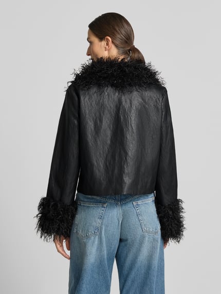 Frauenmodel trägt Jacke in Leder-Optik Modell 'Tracy' von LOLLYS LAUNDRY mit Kunstfell, schwarze Farbe, Ganzkörperansicht Rückansicht.