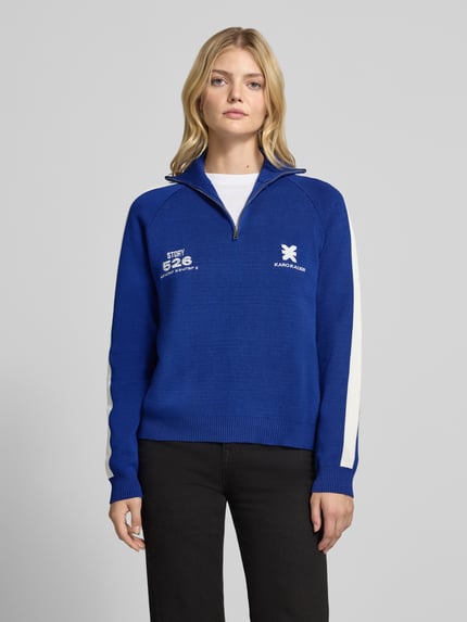 Frauenmodel trägt Sweatshirt aus Baumwollmix von Karo Kauer in Blau mit weißen Kontraststreifen, Logo-Print, gerippten Abschlüssen, Ganzkörperansicht von vorne.