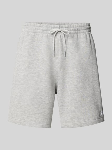 Produktfoto, Relaxed Fit Shorts mit Logo-Stitching von New Balance in Hellgrau aus Baumwoll-Mix, elastischer Bund mit Tunnelzug, Größe M, Bundweite 42 cm, Innenbeinlänge 18 cm
