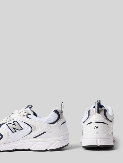 Produktfoto, Sneaker mit Logo-Detail Modell '408' von New Balance, weiß mit schwarzen Akzenten, abgerundete Passform, profilierte Sohle, Kontext: Herren Sneaker, Absatzhöhe 3 cm, Schafthöhe 8 cm, Schaftweite 9 cm