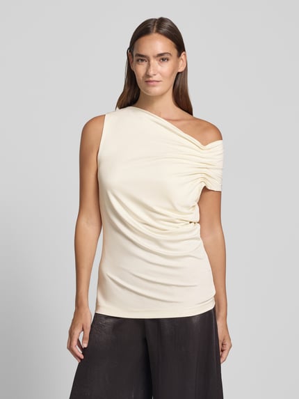 Frauenmodel trägt cremefarbenes Relaxed Fit Top aus Viskose-Mix Modell 'JOIA' von BOSS, Damen Top, Ganzkörperansicht von vorne.