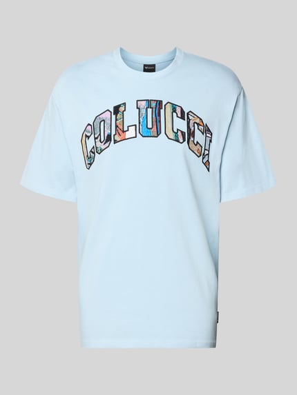 Produktfoto, hellblaues Herren T-Shirt mit COLUCCI-Schriftzug, Reine Baumwolle, Gerader-Schnitt, Rundhalsausschnitt, 1/2-Arm, Rückenlänge bei Größe M 72 cm