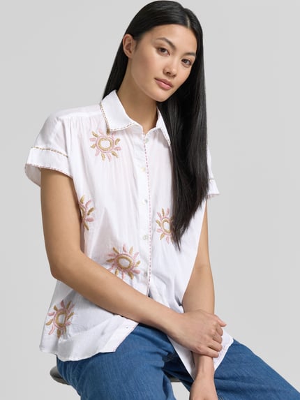 Vrouwenmodel draagt Regular Fit Bluse im Allover-Look mit Stitchings van Christian Berg Woman, puur katoen, overhemdkraag, knoopsluiting, wit met gekleurde stitchings, ruglengte bij maat 36: 65 cm, mouwlengte bij maat 36: 5 cm, all-over look, vooraanzicht bovenlichaam