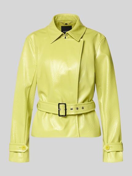 Produktfoto, Jacke mit Gürtel und Ärmelriegeln von Marc Cain in Gelb, Regular-Fit, Hakenverschluss, strukturierte Oberfläche, Rückenlänge 58 cm, Schulterbreite 40 cm, Brustweite 48 cm, Ärmellänge 61 cm, Größe 36