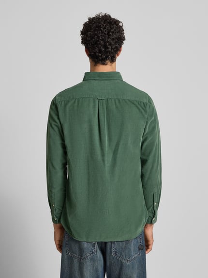 Männermodel trägt grünes Freizeithemd mit Label-Stitching von Superdry aus reiner Baumwolle, Regular-Fit, Rückenlänge 77 cm, Ganzkörperansicht Rückansicht.