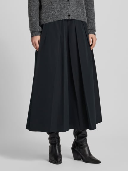 Vrouwenmodel draagt unifarbene, zwarte Midi-Rock mit Baumwoll-Anteil Modell 'CURVATO' van Weekend Max Mara, uitlopend, elastische tailleband, Naadritssluiting. Ganzkörperaanzicht van voren.