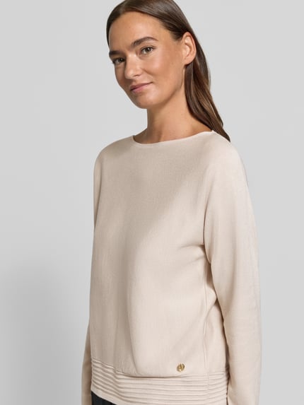Vrouwenmodel draagt Relaxed Fit Pullover aus Viskose-Mix van s.Oliver BLACK LABEL in lichtbeige, gladde stof, Nahaufnahme bovenlichaam.