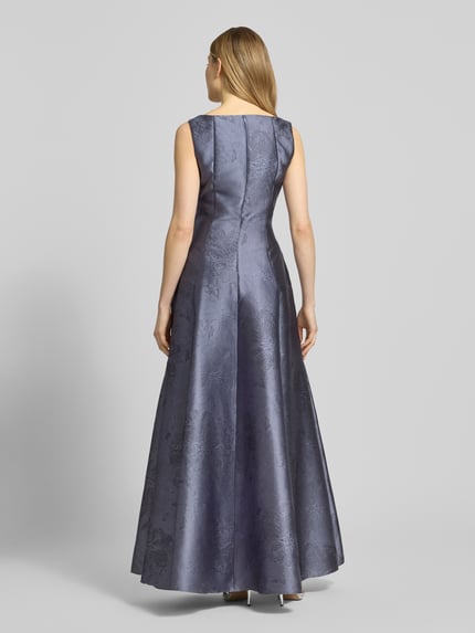 Frauenmodel trägt Regular Fit Abendkleid mit floralen Allover-Design von Swing in Silber-Lila, tailliert, A-Linie, Ganzkörperansicht Rückansicht.