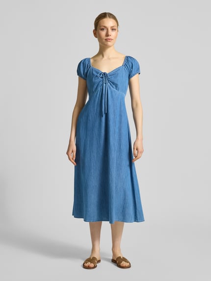 Modelka kobieca nosi Midikleid mit Puffärmeln od GAP, niebieski, taliowany krój, dekolt serce, marszczenia, bufiaste rękawy, sznurowanie, długość tyłu w rozmiarze S: 102 cm, szerokość w rozmiarze S: 40 cm, długość rękawa w rozmiarze S: 12 cm, widok całej sylwetki z przodu.