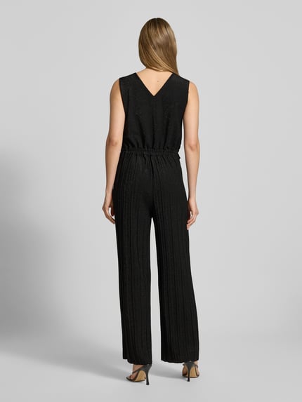 Frauenmodel trägt schimmernden Jumpsuit Modell 'Li44ana' von ZABAIONE im Regular-Fit Material-Mix mit Stretch-Anteil, Ganzkörperansicht Rückansicht.