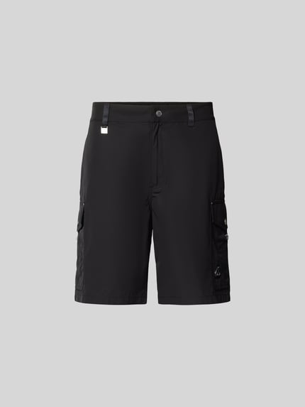 Produktfoto, Regular Fit Shorts mit Cargo-Taschen von Moose Knuckles w czerni, detal z logo, wpuszczane kieszenie, szorty cargo, krój regular fit, długość wewnętrzna nogawki w rozmiarze M: 21 cm, szerokość w rozmiarze M: 45 cm, zapięcie na guzik i zamek błyskawiczny