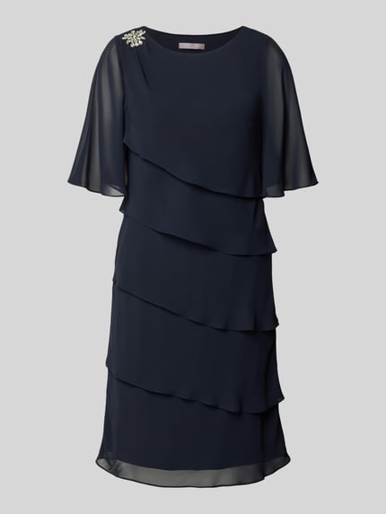 Produktfoto, Relaxed Fit Kleid mit Ziersteinbesatz von Christian Berg Cocktail, granatowy, warstwowy, półprzezroczysty, półrękaw, podszewka, rzędy falbanek, okrągły dekolt, długość tyłu w rozmiarze 36: 95 cm, szerokość w rozmiarze 36: 40 cm, długość rękawa w rozmiarze 36: 35 cm