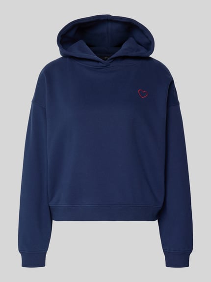 Produktfoto, Hoodie mit Stitching Modell 'Galentine' von OPUS in Dunkelblau, Baumwoll-Mix mit rotem Herz-Stitching, Relaxed Fit, glatte Textur.