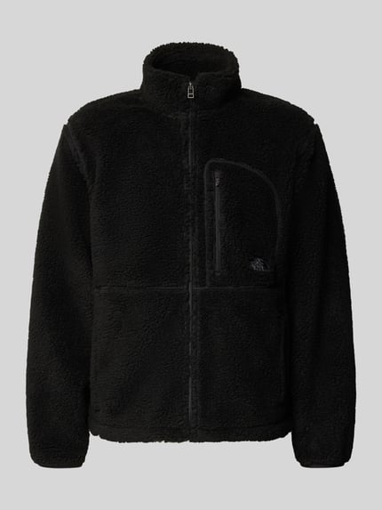 Produktfoto, schwarze Fleecejacke mit Stehkragen und Brusttasche Modell 'EXTREME PILE' von The North Face aus Teddyfell, Regular Fit, Reißverschluss, Label-Stitching, Rückenlänge 67 cm, Ärmellänge 70 cm