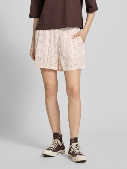 Frauenmodel trägt Regular Fit Shorts aus reiner Viskose Modell 'BARRI' von Pieces, Optik:Allover-Muster, florales Muster, elastischer Bundabschluss, seitliche Eingrifftaschen, Material: reine Viskose, Ganzkörperansicht von vorne.