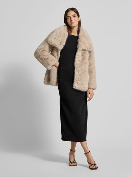 Vrouwenmodel draagt Maxi-jurk met ronde hals model 'ANDINE' van Soyaconcept, viscosemix met metaal, getailleerd model, met lange mouwen, zwart, subtiele glansstructuur, Ganzkörperansicht van voren.