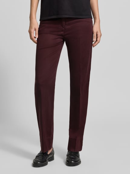 Kobieta nosi bordowe spodnie Super Slim Fit Schmale Hose aus Lyocell-Baumwoll-Mix model 'LORELLA' od Raphaela By Brax, prosta faktura, jednolity kolor, całkowity widok z przodu, damskie spodnie od Raphaela By Brax.