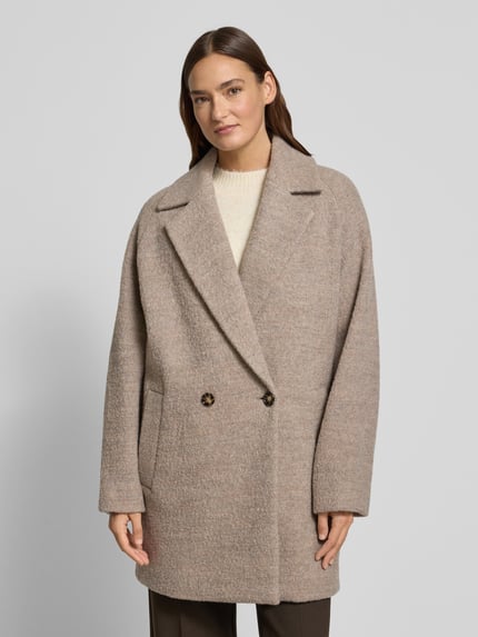 Frauenmodel trägt Wollmantel mit Reverskragen Modell 'CALODINO2' von BOSS, unifarben, Comfort Fit, reine Wolle, Nahaufnahme Oberkörper.