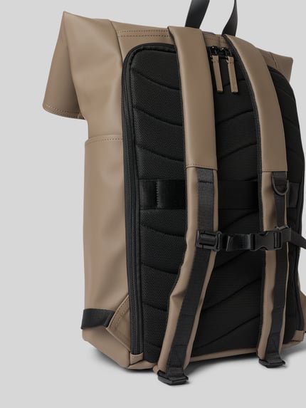 Productfoto, Rucksack met Rolltop Model 'Splash' van GASTON LUGA in taupe en zwart, verstelbare schouderband, haakjessluiting, hoofvak, ritsvak, draagband, breedte 42 cm, lengte 61 cm, diepte 12 cm, bandlengte 83 cm, gladde en gestructureerde texturen.