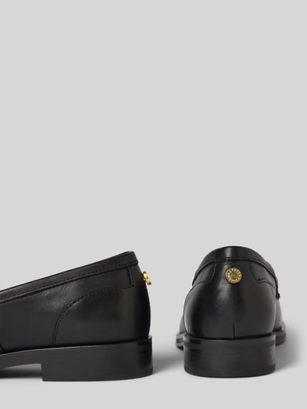 Produktfoto, schwarze Loafers aus Leder Modell 'Neona' von Steve Madden mit abgerundeter Spitze, 3 cm Absatz, goldfarbenes Detail.