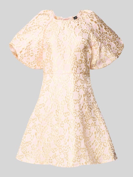 Produktfoto, Tailliertes Cocktailkleid mit Allover-Muster Modell 'NORA' von Vero Moda in sanftem Rosa mit goldenen Akzenten, strukturierte Textur, Optik:Allover-Muster, Passform: Tailliert, Länge: Mini, Ausschnitt: Rundhals, Verschluss: Schleifen, Ärmelform: Puffärmel, Rückenausschnitt: V-Ausschnitt.