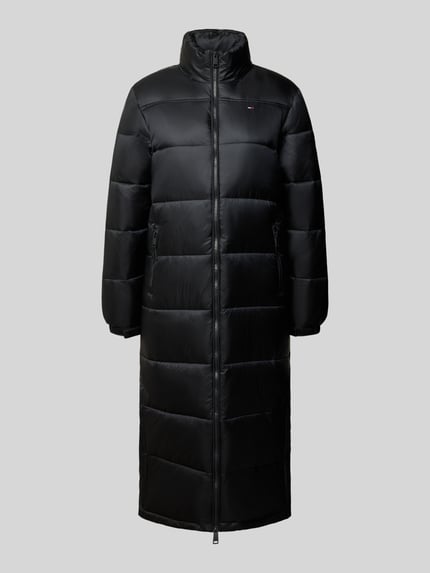 Produktfoto, Regular Fit Steppmantel mit verdeckter Kapuze von Tommy Jeans in Schwarz, Longline-Form, Zweiwege-Reißverschluss, Stehkragen, Steppstruktur