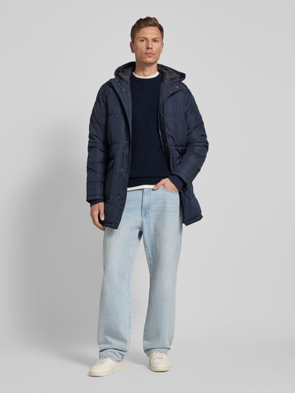 Männermodel trägt Strickpullover mit gerippten Abschlüssen Modell 'BRANKO' von Blend in Dunkelblau, Baumwoll-Mix, Slim Fit, Ganzkörperansicht von vorne