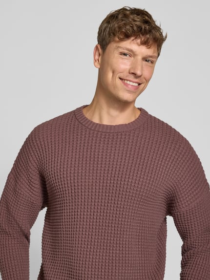 Männermodel trägt Regular Fit Strickpullover mit Strukturmuster Modell 'NEELIO' von DRYKORN, Baumwoll-Mix, Nahaufnahme Oberkörper