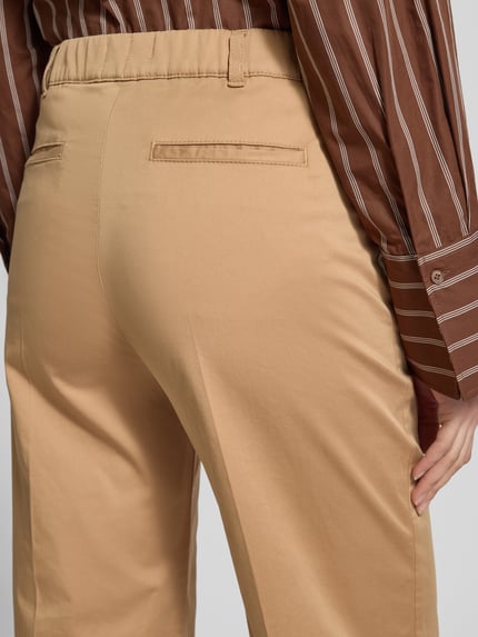 Frauenmodel trägt Culotte mit Eingrifftaschen Modell 'Peggy' von Raphaela By Brax in beige, Baumwoll-Elasthan-Mix, Detailaufnahme Rückansicht.