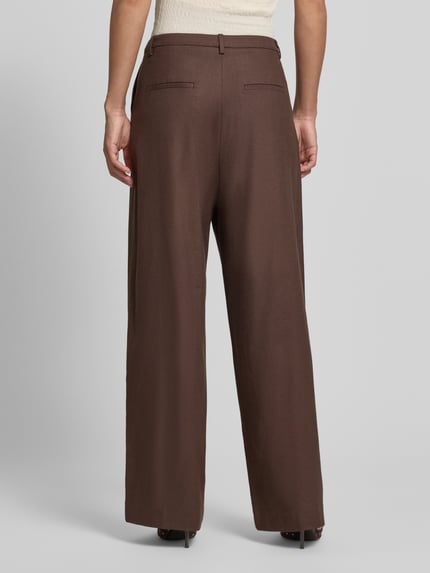 Frauenmodel trägt Stoffhose mit französischen Eingrifftaschen von Jake*s Collection, Wide-Leg-Fit, braun, Gesäßleistentaschen, Ganzkörperansicht Rückansicht.