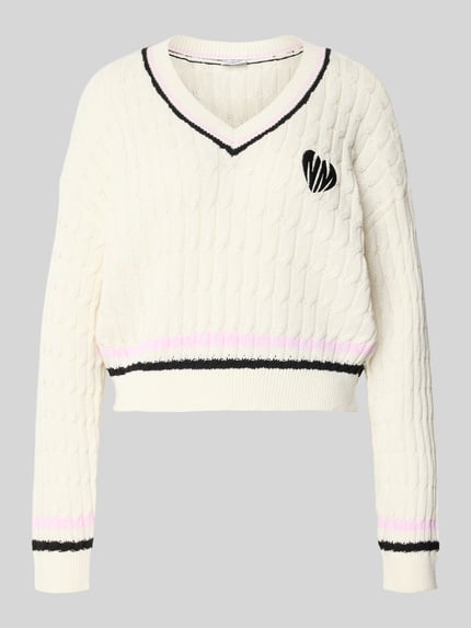 Produktfoto, cremefarbener Strickpullover mit Zopfmuster, V-Ausschnitt, schwarzen und rosa Streifen, Modell 'MAKI' von Noisy May, Baumwoll-Mix, Regular Fit