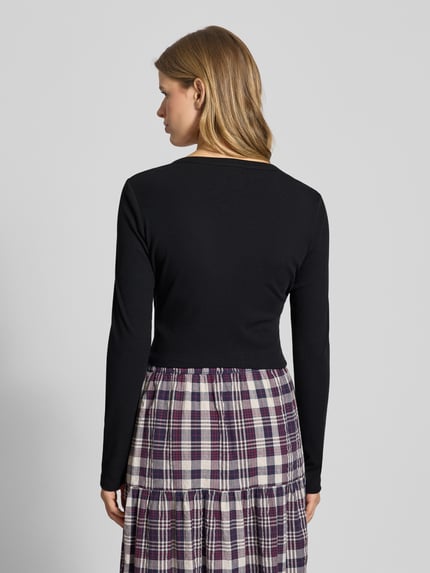 Frauenmodel trägt Cropped Longsleeve mit Label-Print Modell 'BUDDHA' von TRUE RELIGION in Schwarz im Material-Mix mit Viskose-Anteil, Slim Fit, Rückansicht, Rückenlänge bei Größe S 43 cm.