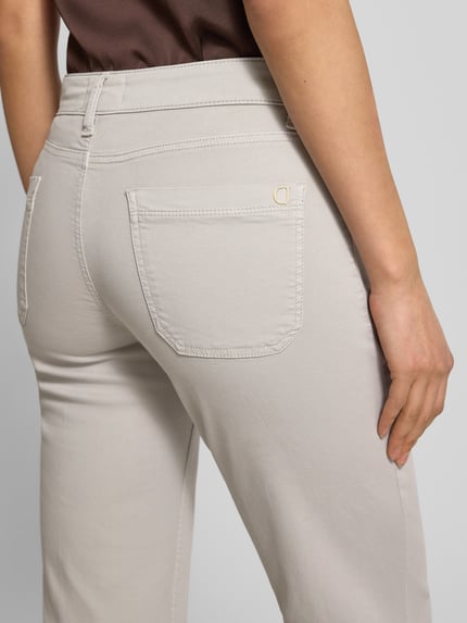 Frauenmodel trägt Cropped Jeans mit Bügelfalten und Eingrifftaschen von Cambio aus Baumwoll-Mix mit Stretch-Anteil, Detailaufnahme Rückansicht.