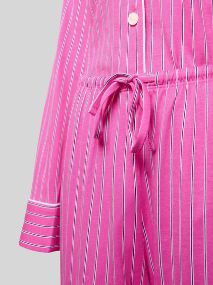 Vrouwenmodel draagt Pyjama met Reverskraag van Lauren Ralph Lauren in roze met witte strepen, katoen-viscose-mix, detailopname taille.