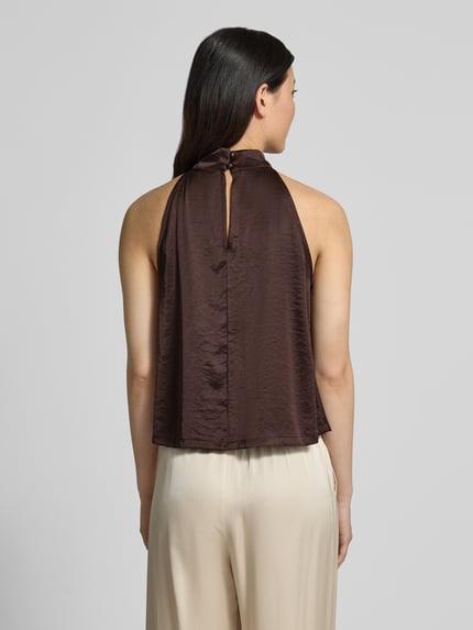 Vrouwenmodel draagt top met opstaande kraag model 'Zuzeel' van mbyM, materiaalmix met viscose, recht model, ruglengte maat S 52 cm, druppelvormige hals met knoopsluiting, geheel in beeld van achteren.